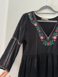 Pull & Bear Hippie Boho Ethno Kleid bestickt mit Blumen