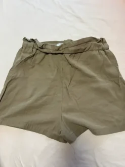 Pull & Bear Shorts mit hohem Bund