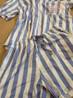 Pyjama blau weiß
