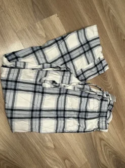 Pyjamahosen/ Loungewear, rot gestreift und blau-schwarz karriert