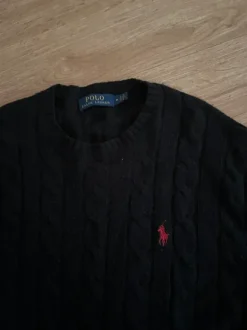 Ralph Lauren Cable Knit Sweater schwarz mit Logo – klassischer Strickpullover