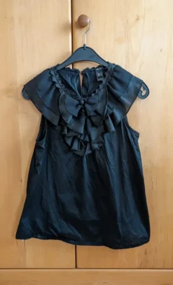 Ärmellose Bluse mit Volantkragen