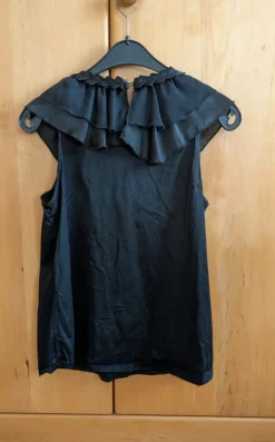 Ärmellose Bluse mit Volantkragen