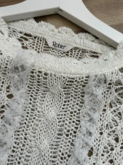 Romantische Strickbluse mit Spitze & 3/4-Ärmeln