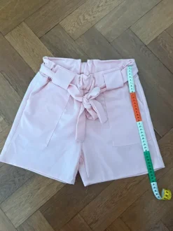 Rosa Shorts mit Gürtel zum Binden