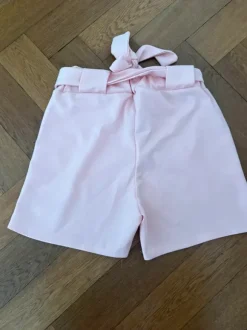 Rosa Shorts mit Gürtel zum Binden