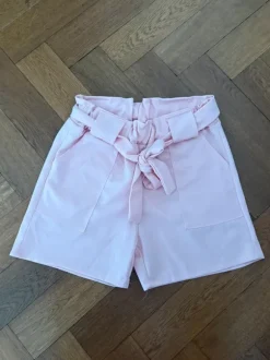 Rosa Shorts mit Gürtel zum Binden