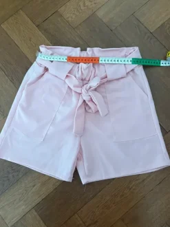 Rosa Shorts mit Gürtel zum Binden