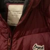 rote Daunen Jacke