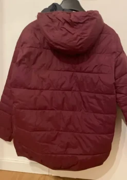 rote Daunen Jacke