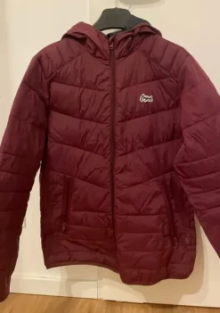 rote Daunen Jacke