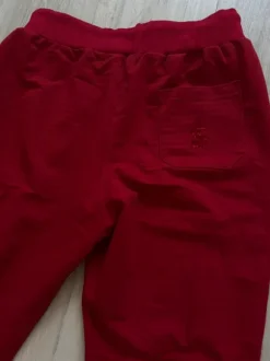 rotes Kostüm