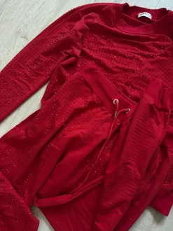 rotes Kostüm
