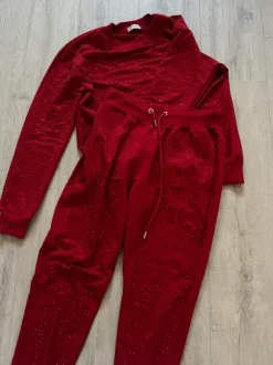 rotes Kostüm