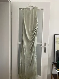 Satin Maxi-Kleid Salbeigrün