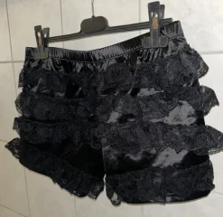 Satinhotpant mit Spitzenrüschen