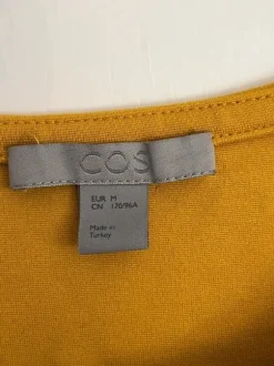 Schickes Oberteil von Cos in einem tollen senfton