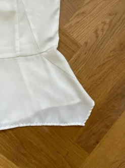 Schickes Top mit Nieten und Peplum