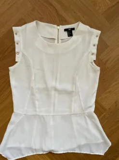 Schickes Top mit Nieten und Peplum