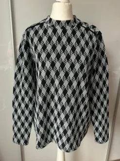 Schöner schwarz/weiß Pulli