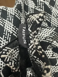 Schöner schwarz/weiß Pulli