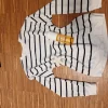 schöner, ästhetischer, gestreifter pulli