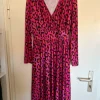 Schönes auffallendes Leo Kleid