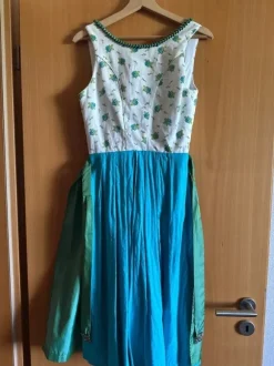 Schönes grün blaues Dirndl/Midi Dirndl/Tracht/Blumenmuster