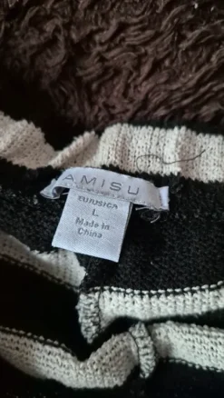 Schwarz weiß gestreifte kurze Sommerhose