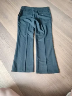 Schwarze Anzughose mit hellem Nadelstreifen Muster.