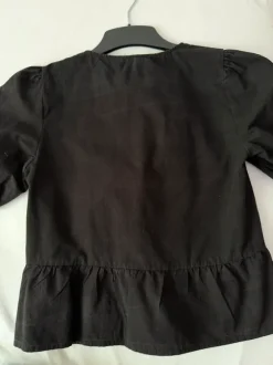 schwarze Bluse mit Puffärmeln und Schleifen