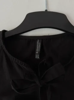 schwarze Bluse mit Puffärmeln und Schleifen