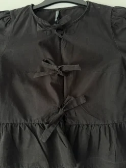 schwarze Bluse mit Puffärmeln und Schleifen