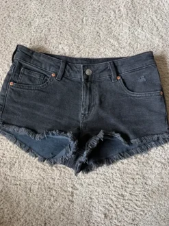 Schwarze Denim Shorts mit Fransen