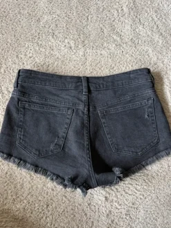 Schwarze Denim Shorts mit Fransen