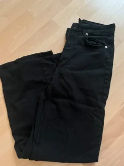 Schwarze Hose mit Schlag