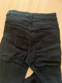 Schwarze Hose mit Schlag