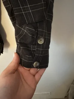 Schwarze karierte knielange Stoffhose mit Gürtel