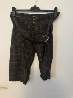 Schwarze karierte knielange Stoffhose mit Gürtel