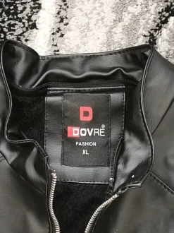 Schwarze Kunstlederjacke mit Teddyfutter