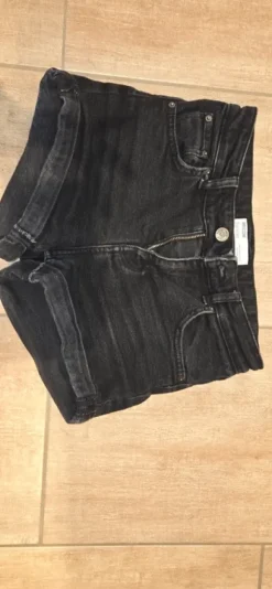 Schwarze Kurze Jeanshose