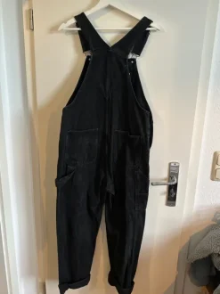 Schwarze Latzhose