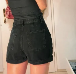 Schwarze Mom Jeansshorts, unten gekrämpelt, black danim, high waist