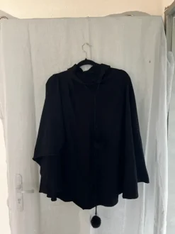 Schwarze Poncho Pullover mit bommel S/M