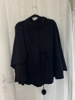 Schwarze Poncho Pullover mit bommel S/M