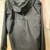 Schwarze Regenjacke