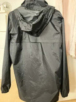 Schwarze Regenjacke
