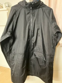 Schwarze Regenjacke