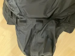 Schwarze Regenjacke