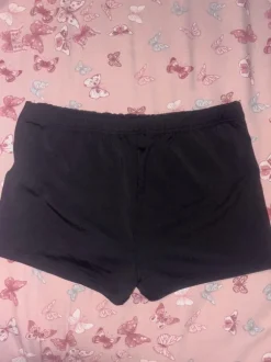 Schwarze Short